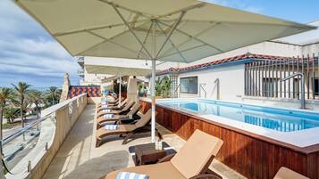 Seasonal outdoor pool, sun loungers