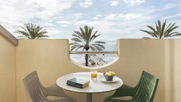 Een minibar, een kluis op de kamer, een bureau, geluiddichte muren