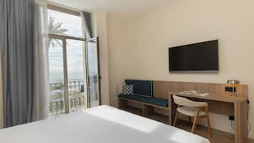 Een minibar, een kluis op de kamer, een bureau, geluiddichte muren