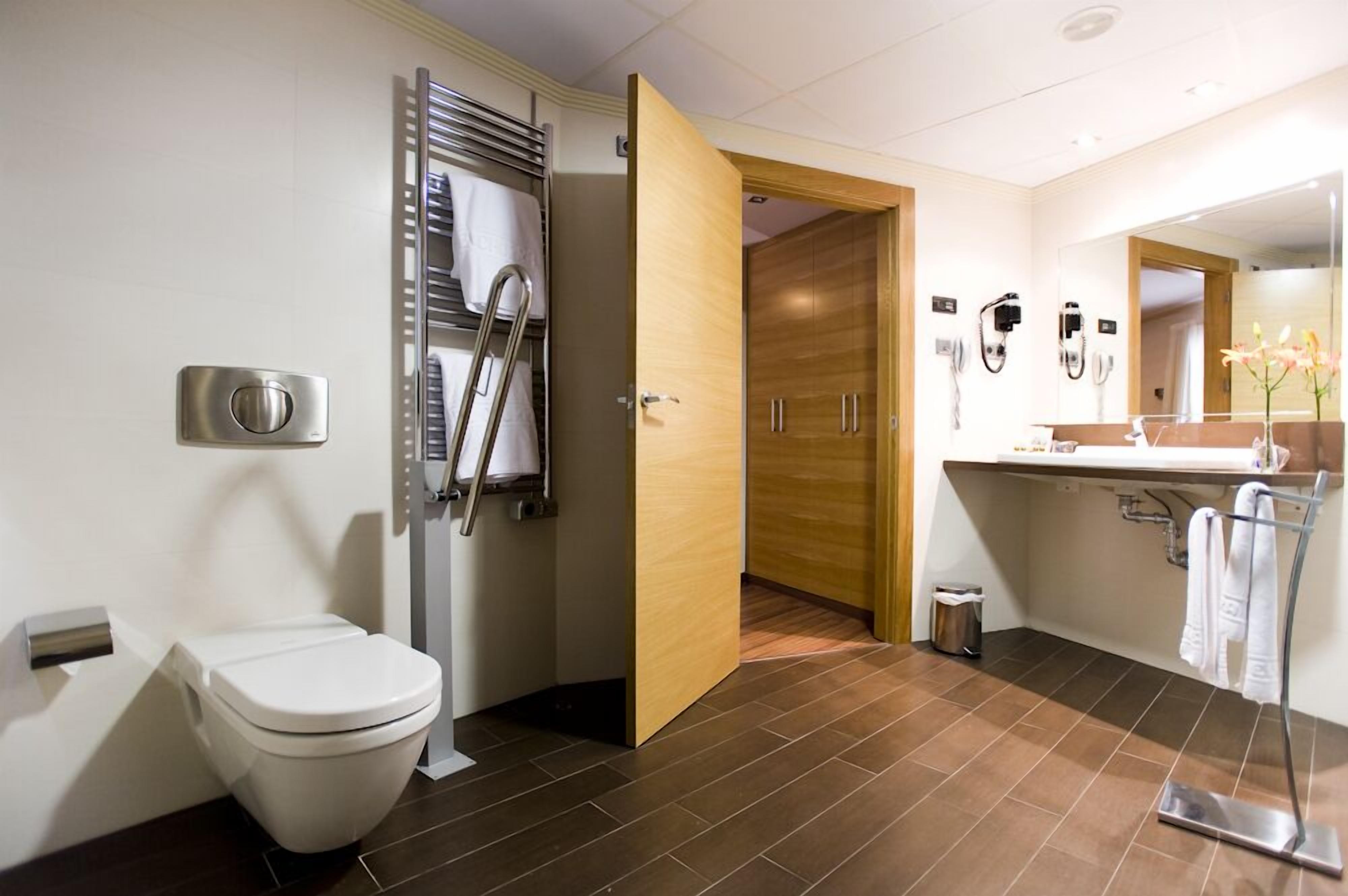 superior double room | bathroom | hair dryer, towels