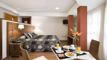 Minibar, brankas, meja kerja, dan kedap suara