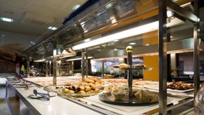 A buffet with various food items and utensils. - Hotel El Churra (Murcia)