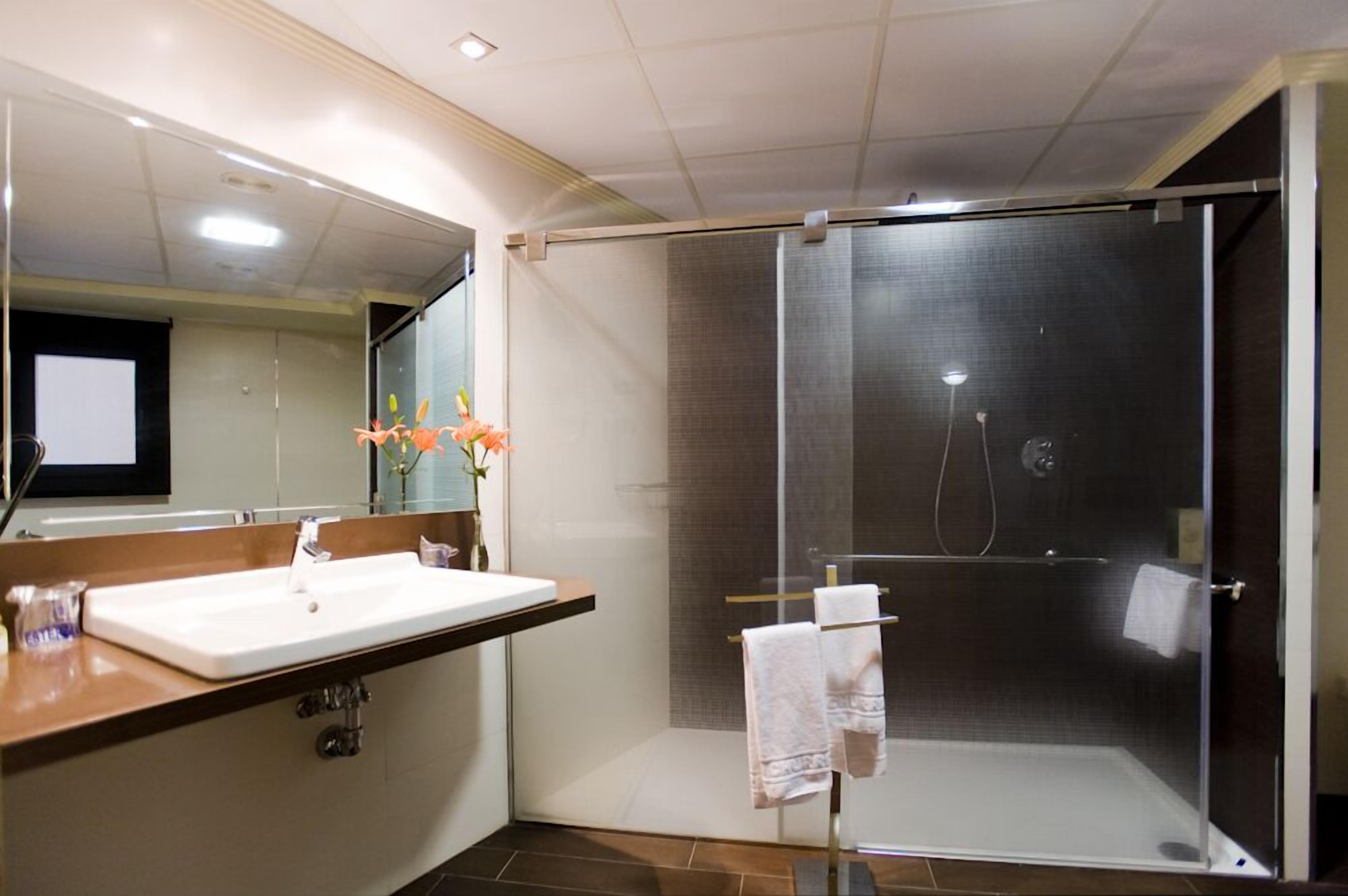 superior double room | bathroom | hair dryer, towels