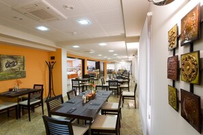 Lunch and dinner served, international cuisine
