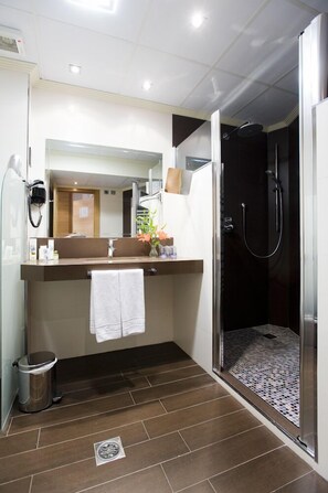 Quarto casal superior | Banheiro | Secador de cabelo, toalhas de banho