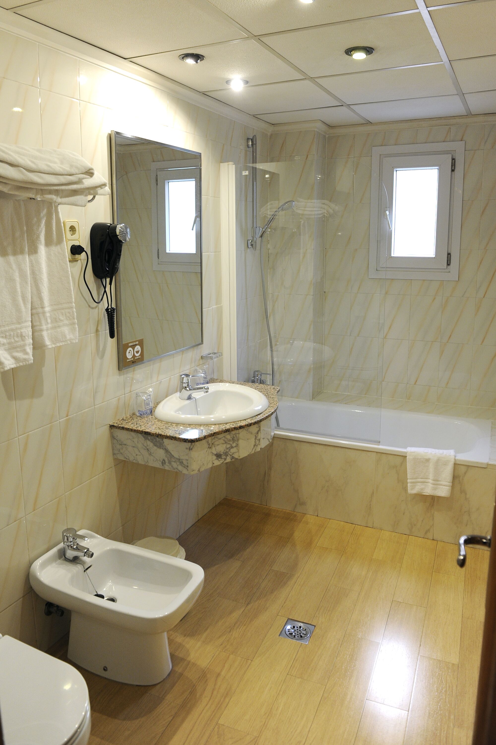 Un baño con lavabo, bidé y bañera.