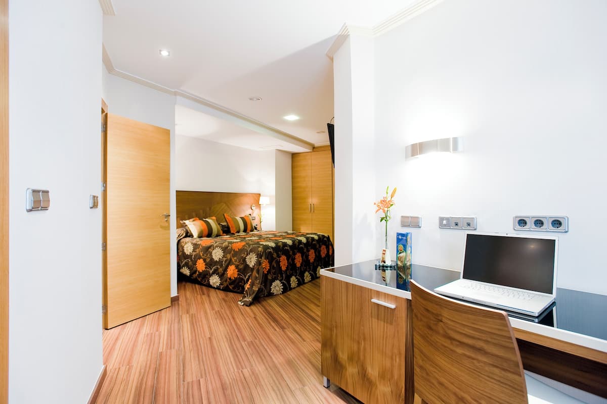 Frigobar, cofres nos quartos, escrivaninha, quartos à prova de som