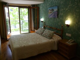 Habitación doble superior | Escritorio, camas supletorias, wifi gratis