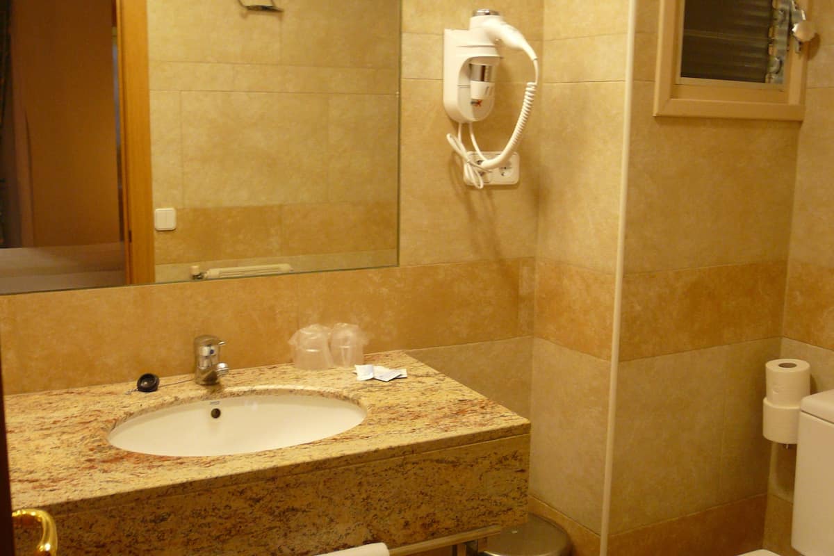 triple room | bathroom | hair dryer, towels