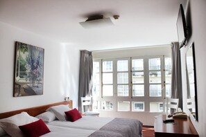 Habitación doble superior | Escritorio, espacio para trabajar con laptop y cortinas blackout 