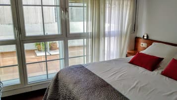 Escritorio, espacio para trabajar con laptop y cortinas blackout