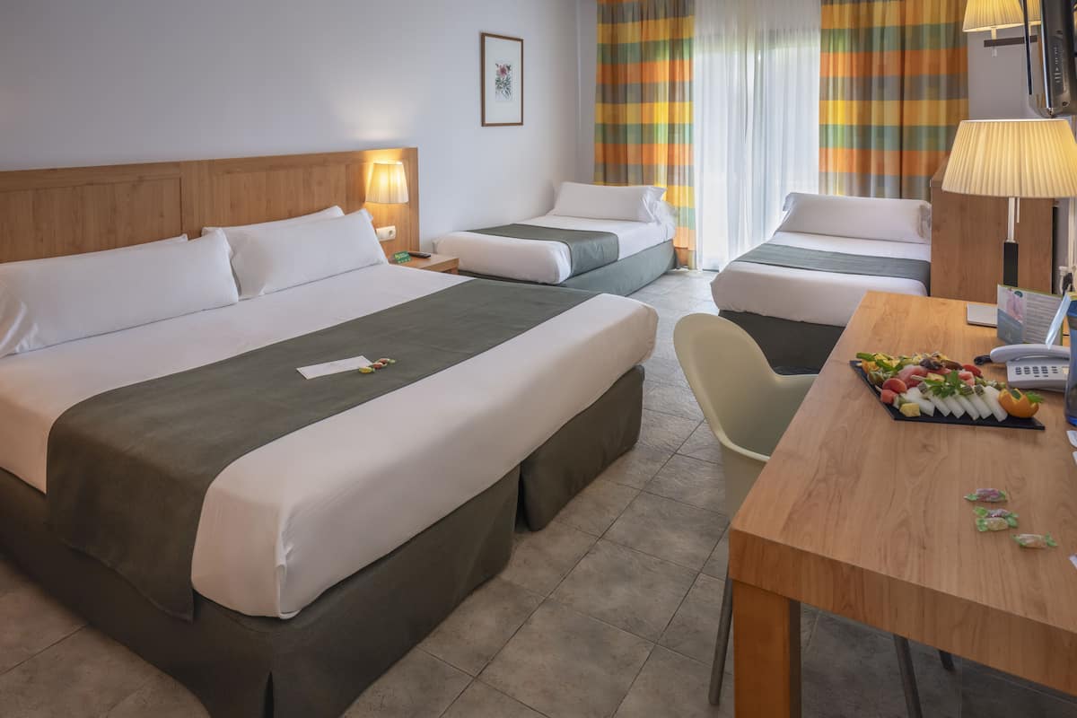 Premium bedding, down comforters, desk, free WiFi