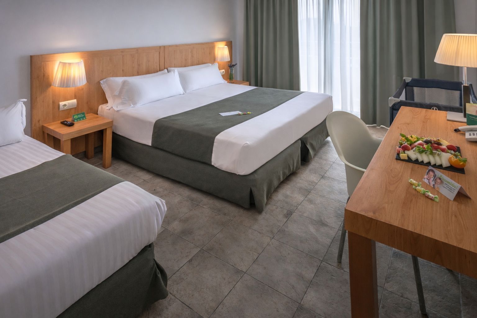 Hochwertige Bettwaren, Daunenbettdecken, Schreibtisch, kostenloses WLAN