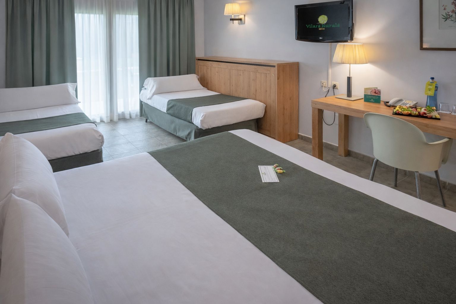 Premium bedding, down comforters, desk, free WiFi