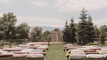Decoració nupcial a l'aire lliure amb fileres de llits i composicions florals.