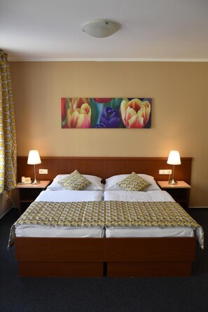 Desk, free cots/infant beds, rollaway beds, free WiFi - Aparthotel Austria Suites (Prague)