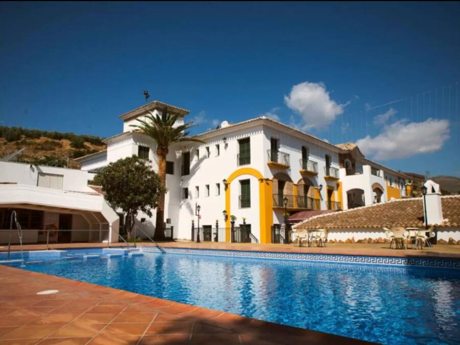 Utomhuspool, parasoller och solstolar