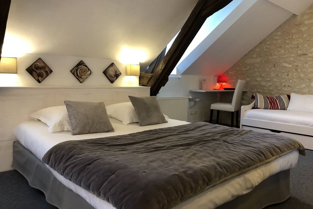 premium room | 1 bedroom, premium bedding, desk, iron/ironing board