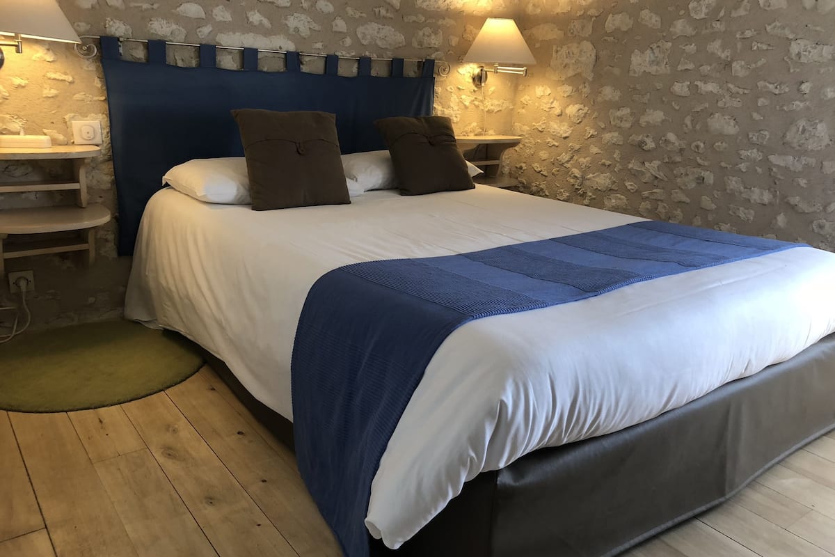 classic double room | bathroom | rainfall showerhead, hair dryer, towels