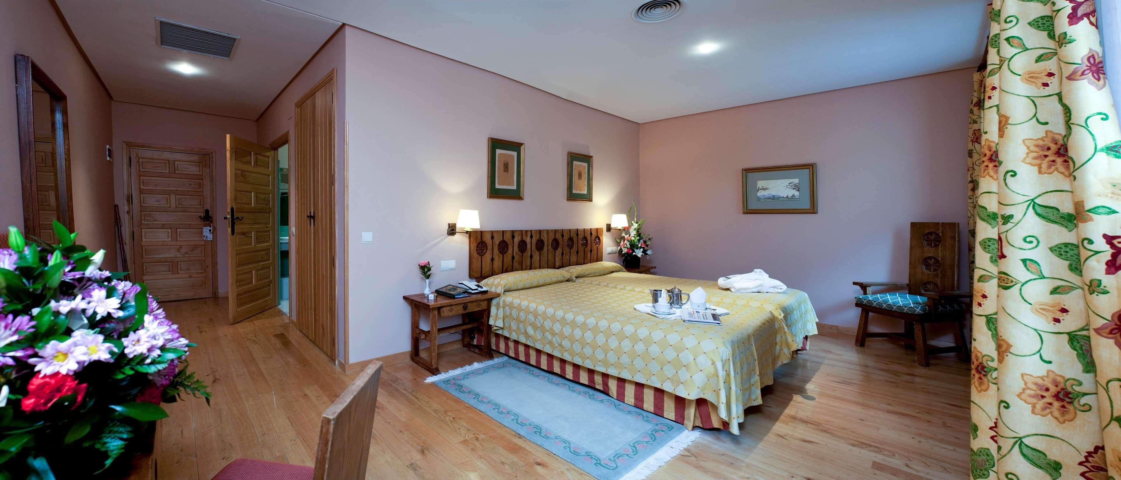 1 chambre, minibar, coffres-forts dans les chambres, bureau