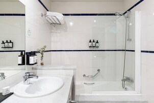 Bañera con ducha, artículos de tocador ecológicos, secador de pelo
