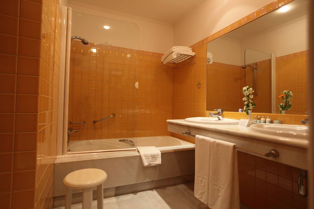combined shower/bathtub, eco-friendly toiletries, hair dryer, bidet