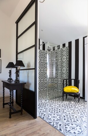 Habitación doble superior, baño en la habitación, vista al jardín | Baño | Regadera, amenidades de baño gratuitas, secadora de cabello, toallas 