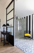 Superior Double Room, Ensuite, Garden View | Bathroom | Shower, free toiletries, hair dryer, towels