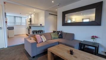 Apartment, 2 Bedrooms | Desk, free WiFi, bed sheets