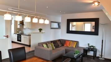 Appartement, 2 slaapkamers | Woonruimte | Een flatscreentelevisie