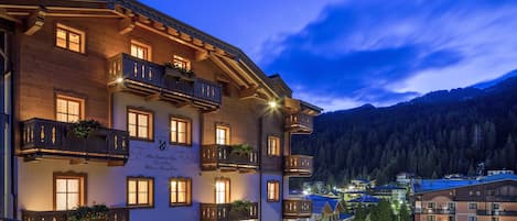 Bagian depan properti - sore/malam