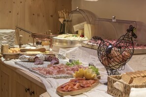 بوفيه فطور مجانًا يوميًا
