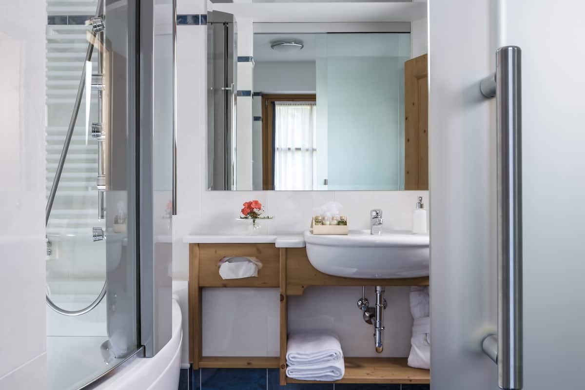 comfort suite | bathroom | jetted bath, hydromassage showerhead, eco-friendly toiletries