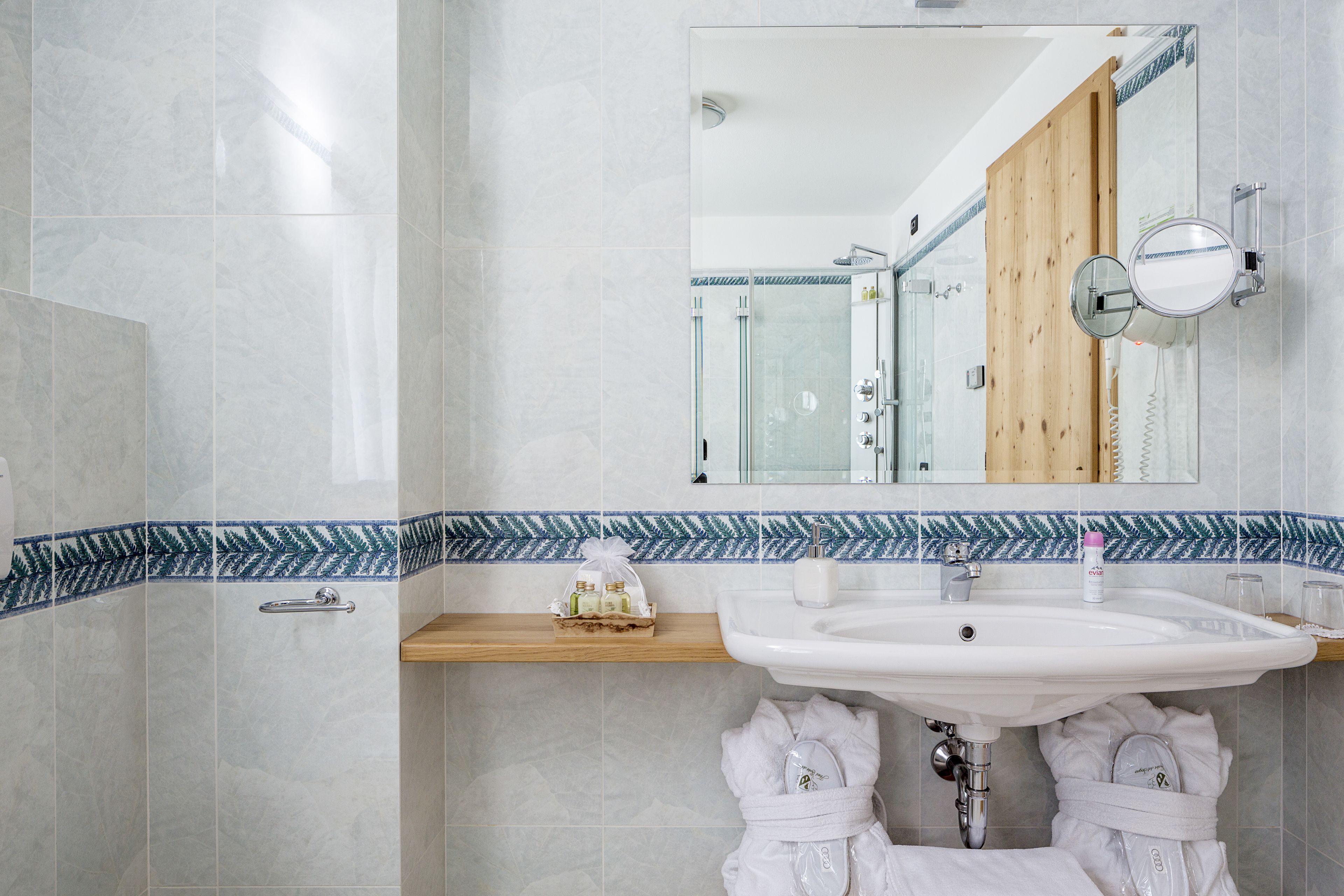 Ein Badezimmer mit Waschbecken, Spiegel und Handtuchhalter.