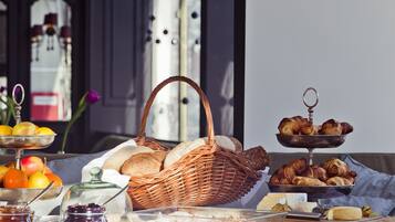 Daily buffet breakfast (EUR 18 per person)