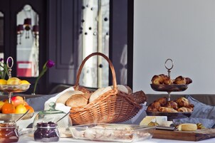 Desayuno buffet diario (EUR 18 por persona)