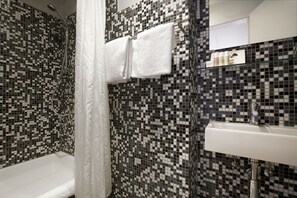 Amenidades de baño de diseñador, secadora de cabello, toallas 