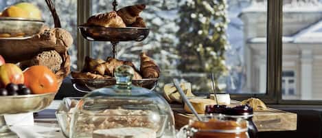 Se ofrece un desayuno bufé todos los días (por un coste adicional)