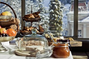 Café da manhã com buffet todos os dias mediante uma taxa