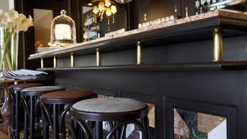 2 bars/lounges