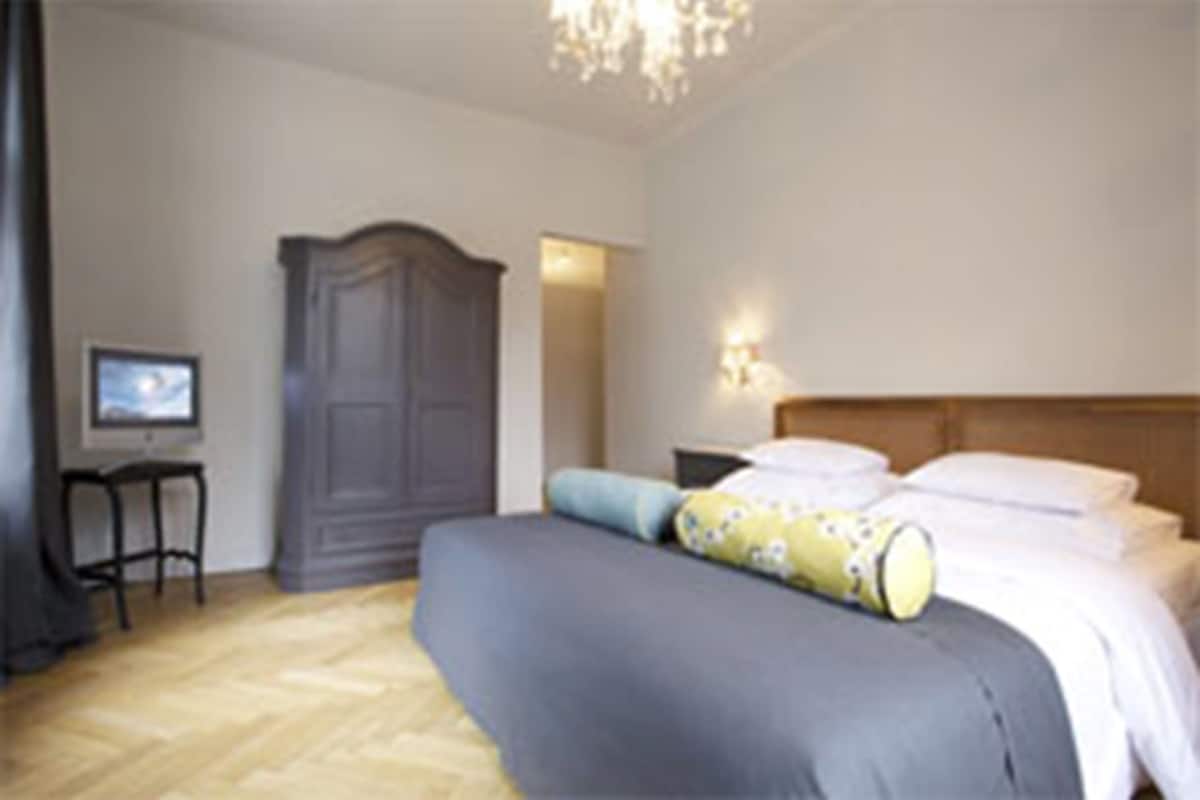 Basic Double Room | In-room safe, desk, cots/infant beds, free WiFi