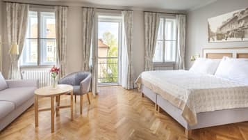 Charles Bridge View Suite | Una cassaforte in camera, ferro/asse da stiro