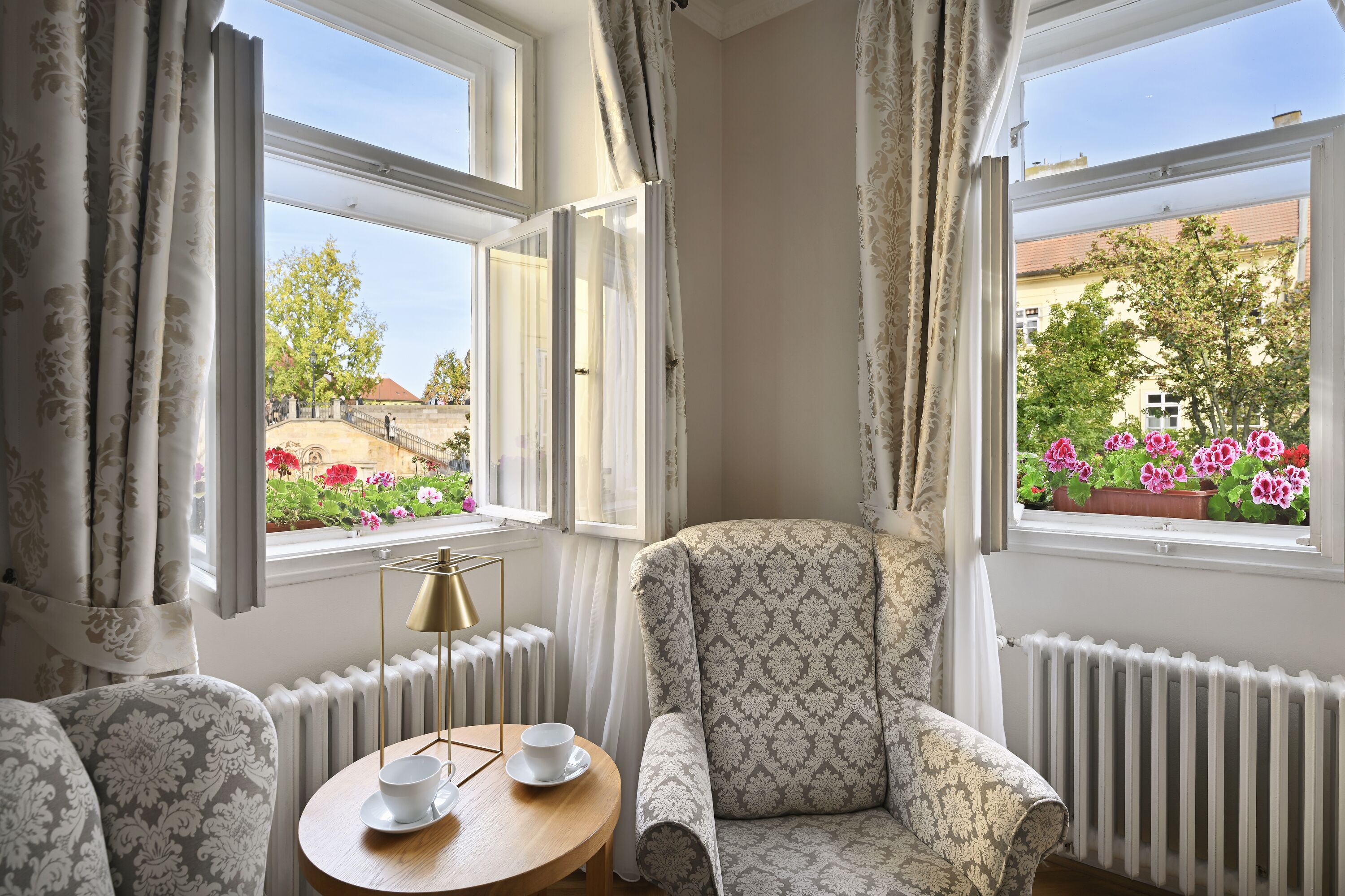 Charles Bridge View Suite | 客房內保險箱、熨斗/熨衣板、免費無線上網、床單