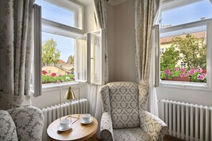 Charles Bridge View Suite | Zimmersafe, Bügeleisen/Bügelbrett, kostenloses WLAN, Bettwäsche