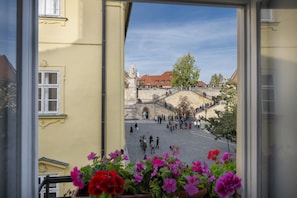 Charles Bridge View Suite | Zimmersafe, Bügeleisen/Bügelbrett, kostenloses WLAN, Bettwäsche
