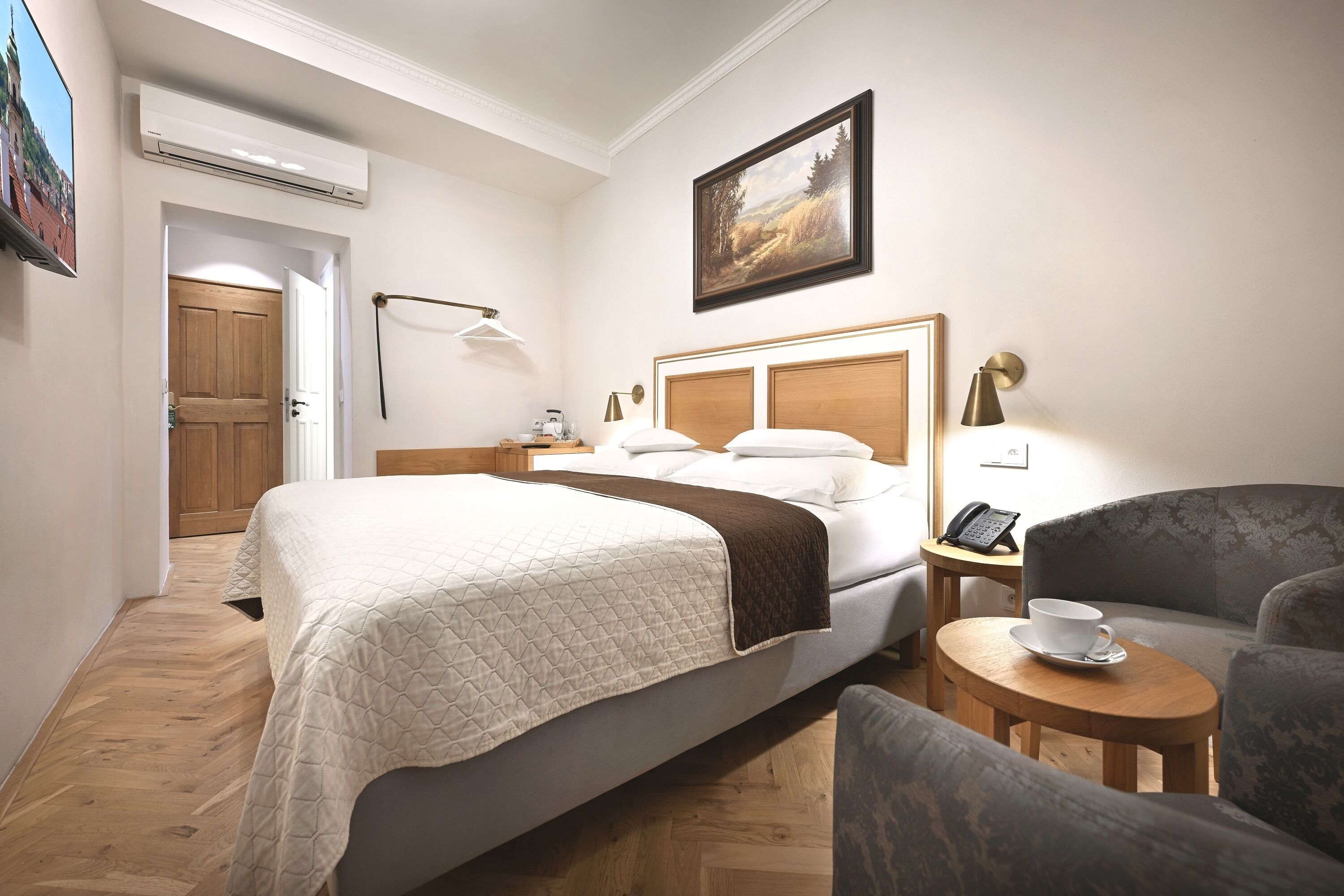 Standard-Doppelzimmer | Zimmersafe, Bügeleisen/Bügelbrett, kostenloses WLAN, Bettwäsche