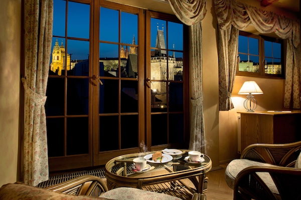 Prague Castle View Suite | Cofres nos quartos, ferros/tábuas de passar roupa, Wi-Fi de cortesia