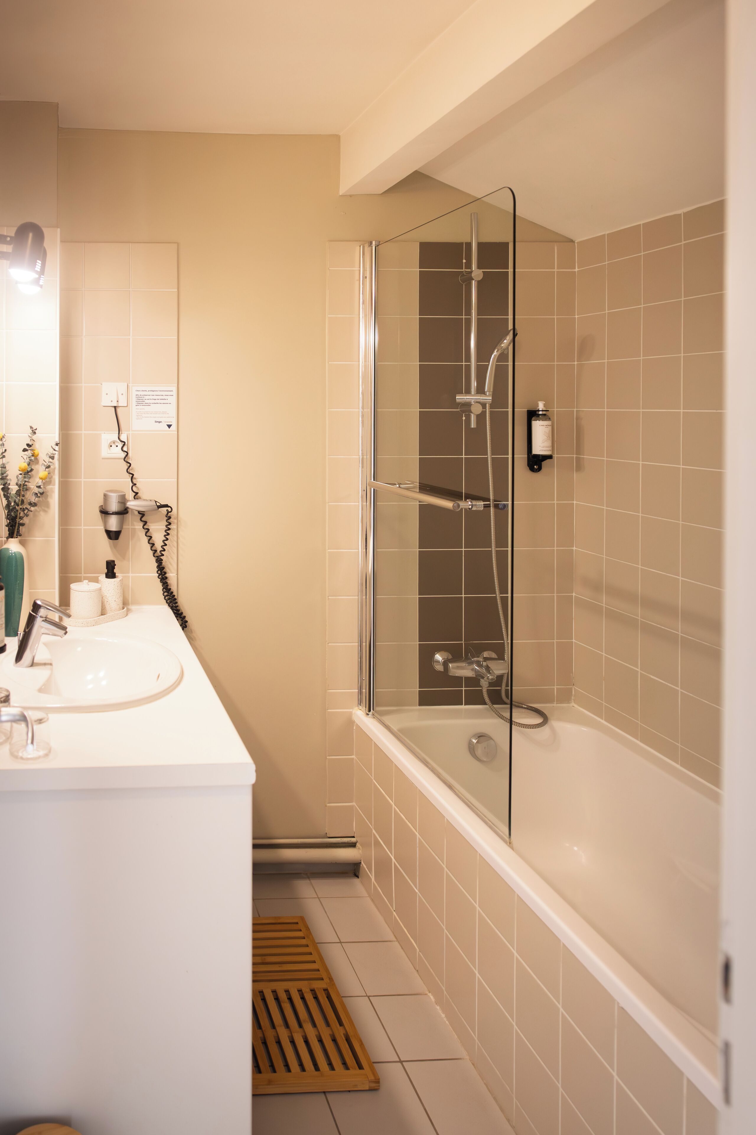 standard double room | bathroom | free toiletries, hair dryer, towels