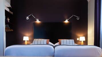 เครื่องนอนระดับพรีเมียม, ตกแต่งพิเศษโดยเฉพาะ, โต๊ะทำงาน