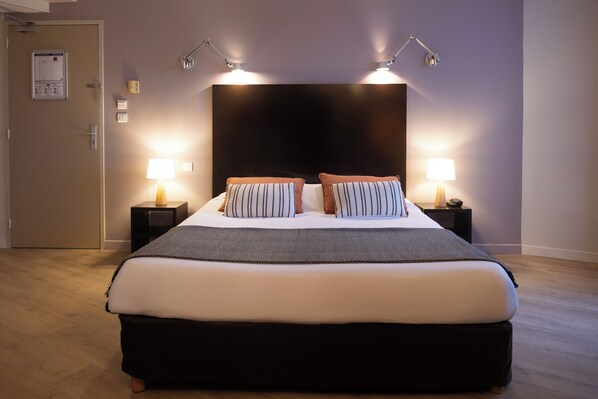 Chambre Double Intermediaire | Literie de qualité supérieure, ameublement personnalisé, bureau